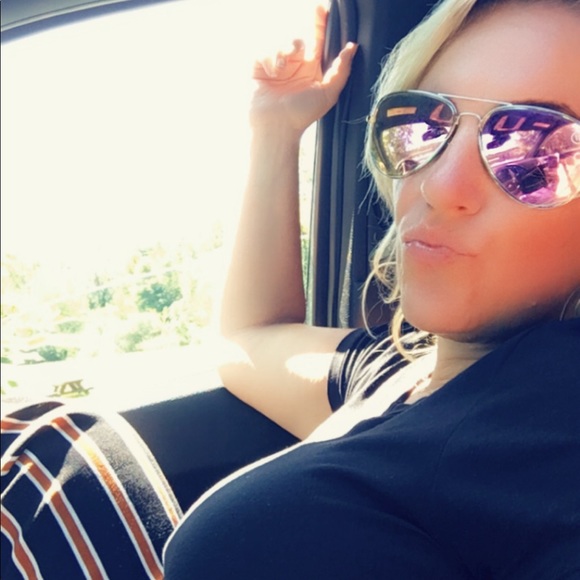 Hi y’all 🙋🏼‍♀️ thanks for checking out my closet - Picture 16 of 17